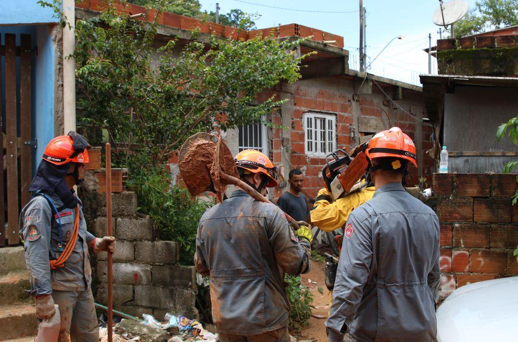 Número de mortes confirmadas no litoral norte de SP chega a 64