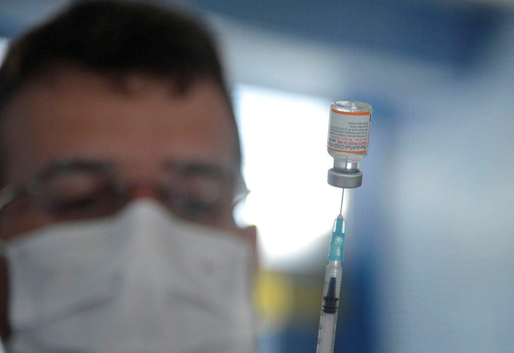 Brasil começa a aplicar vacina bivalente contra covid-19