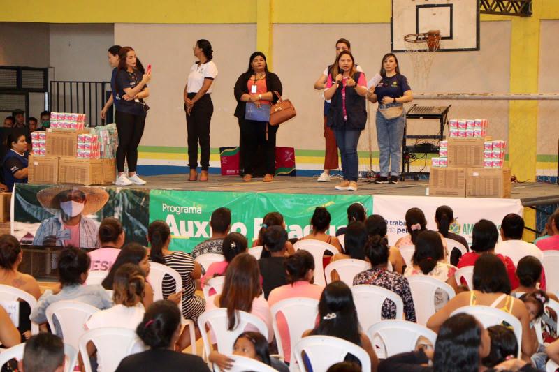 Em Tabatinga, programa Dignidade Menstrual entrega mais de 13 mil pacotes de absorventes meninas estudantes
