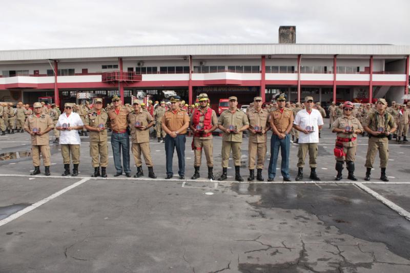Bombeiros com 30 anos de serviço recebem medalha de reconhecimento em solenidade do CBMAM