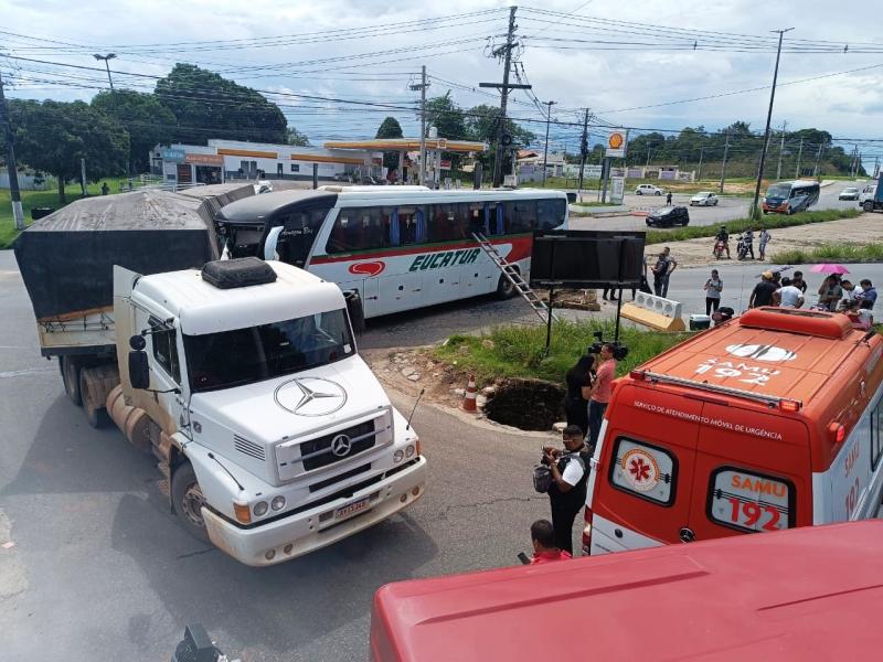 Corpo de Bombeiro remove das ferragens vítimas de acidente de trânsito na BR-174