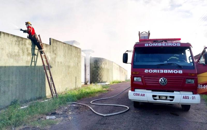 Corpo de Bombeiros combate incêndios em residências no interior, no fim de semana