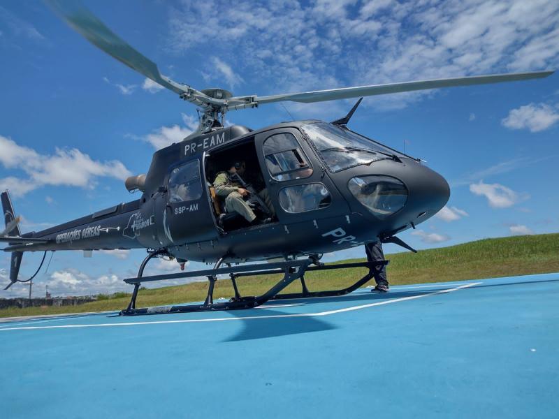 Agentes do Departamento Integrado de Operações Aéreas reforçam policiamento na área Central de Manaus