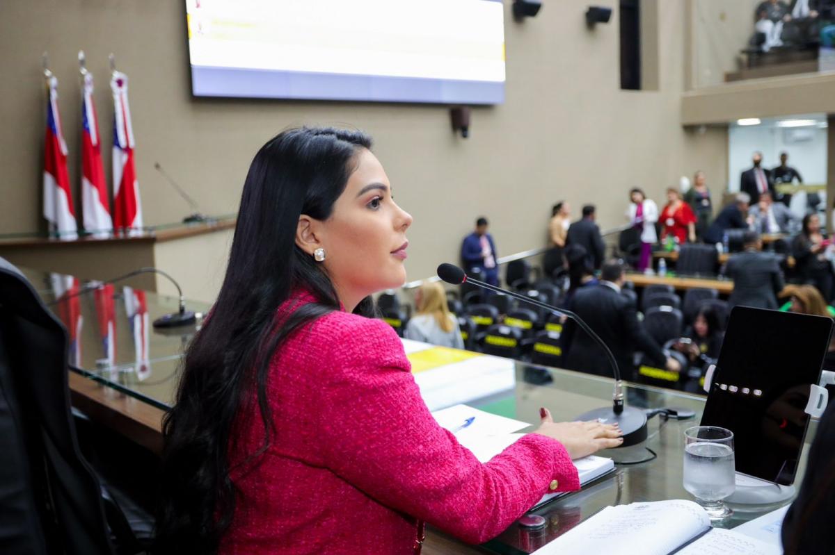 Mayra Dias homenageia mulheres da justiça, dos movimentos populares e indígenas