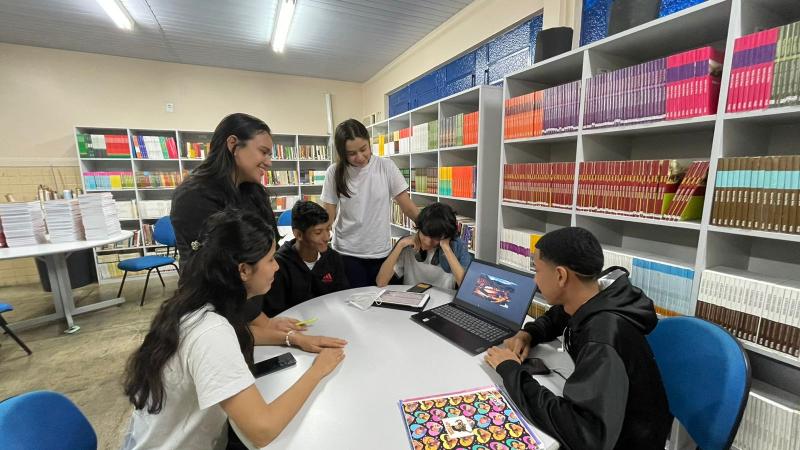 Alunos da rede estadual criam vídeos e podcast bilíngue valorizando a cultura amazônica