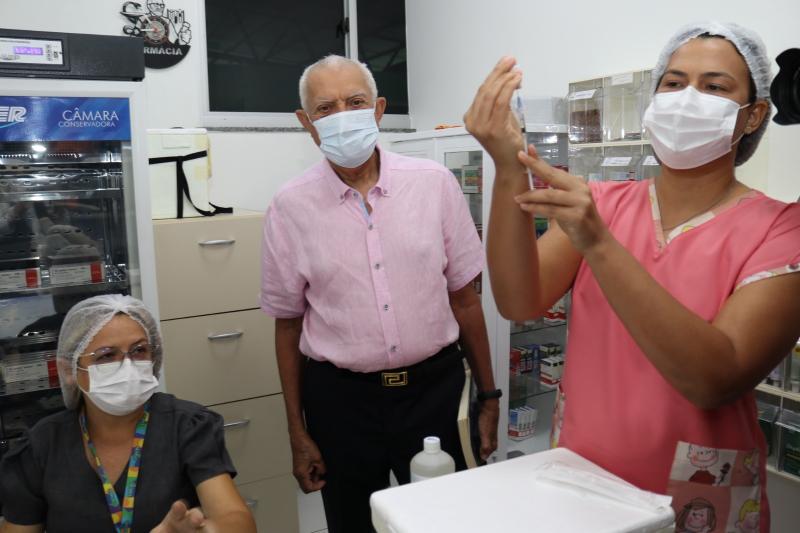 Policlínica da FUnATI vacina 271 pessoas idosas durante semana de imunização contra a Covid-19