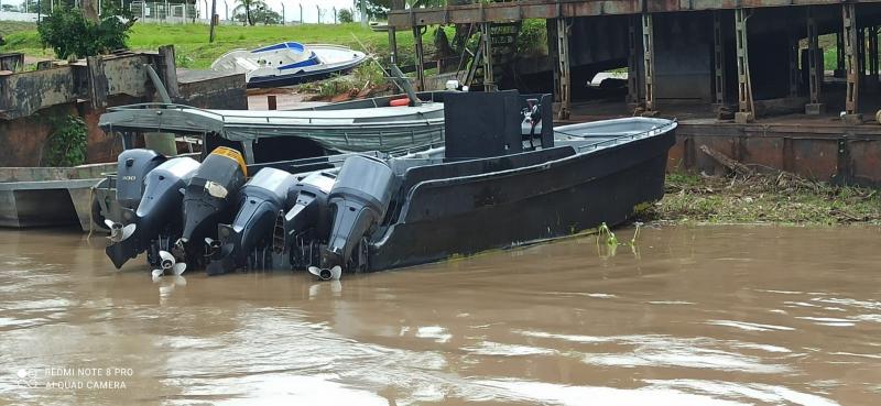 Em ação conjunta, policiais apreendem embarcação usada por narcotraficantes em Tabatinga