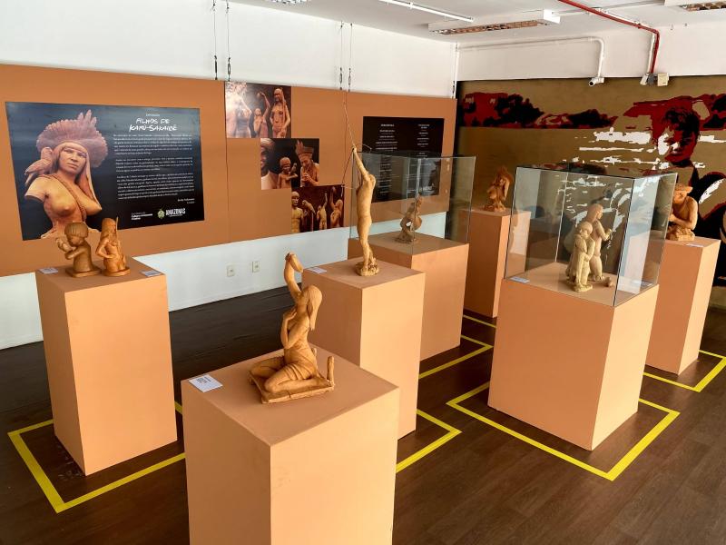 Artistas apresentam técnicas de desenho e esculturas em exposição no Liceu de Parintins