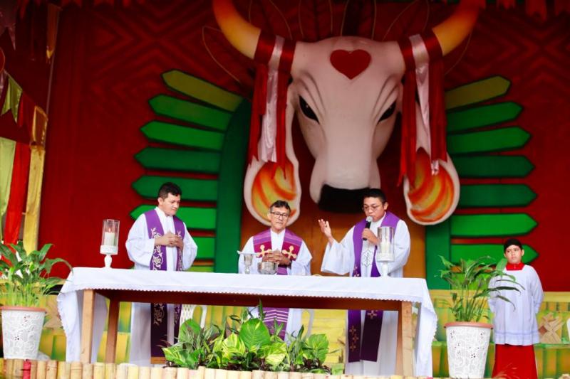 Demonstração de fé e pedidos de proteção marcaram a celebração eucarística para entrada dos artistas em galpão do Boi Garantido 2023