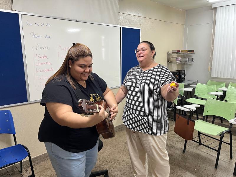 Terapia por meio da música é praticada em oficinas de extensão oferecidas pela FUnATI