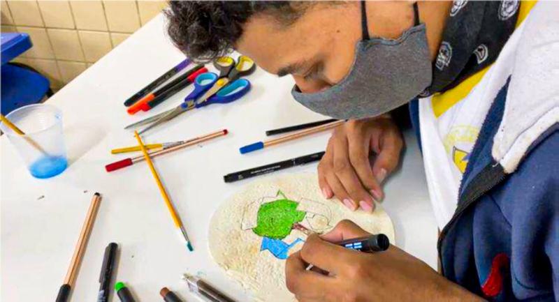 Com apoio do Governo do Amazonas, alunos da educação básica produzem papel artesanal e biodegradável