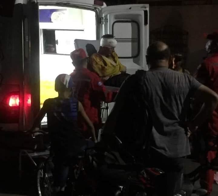Servidor da limpeza pública cai do carro coletor e é encaminhado ao hospital