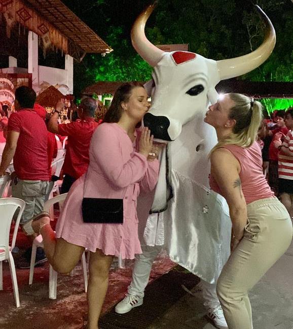 Boi Garantido encanta público no primeiro show para turistas estrangeiros em 2023