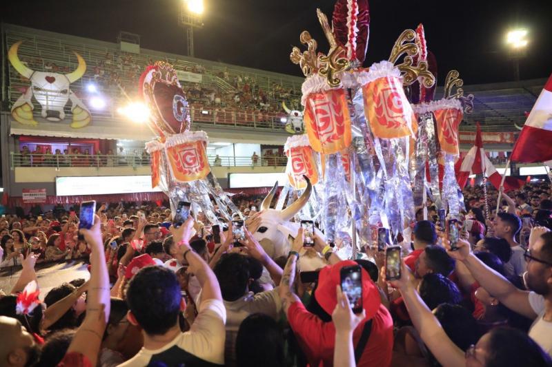 Caprichoso e Garantido lotam o Sambódromo em noite de estreia do ‘Ensaio dos bumbás’