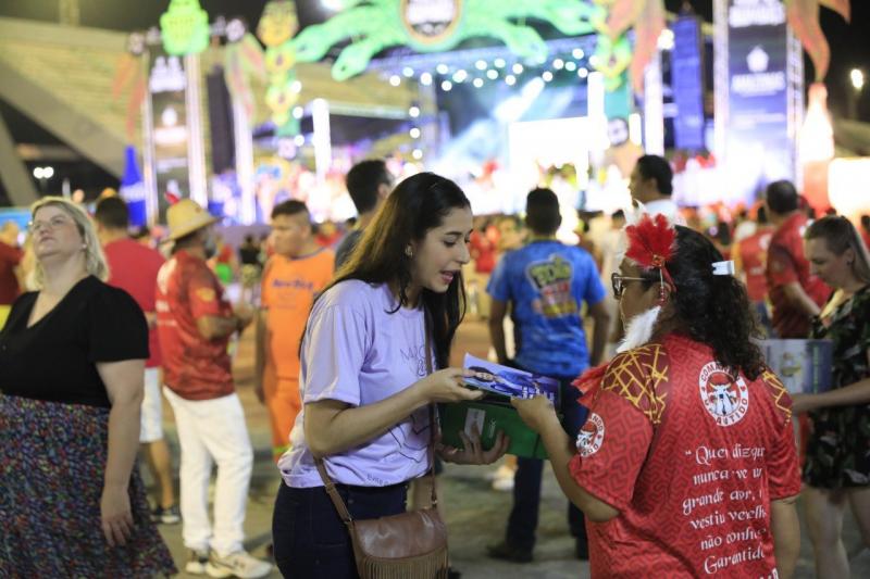 Brincantes recebem orientação sobre a prevenção ao câncer de colo uterino