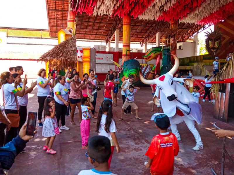 Boi Garantido recebe crianças autistas para visita no curral Lindolfo Monteverde