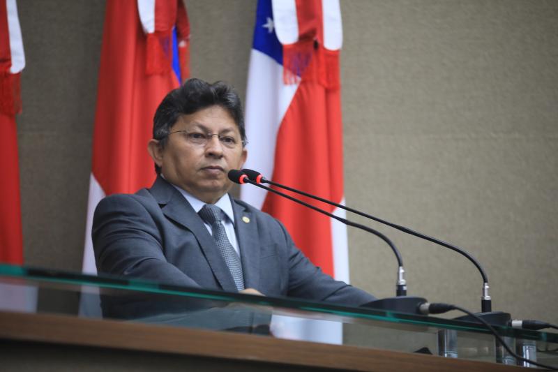 Sinésio Campos comemora decisão do TJAM que suspende instalação de medidores aéreos: 'Vitória do Povo'