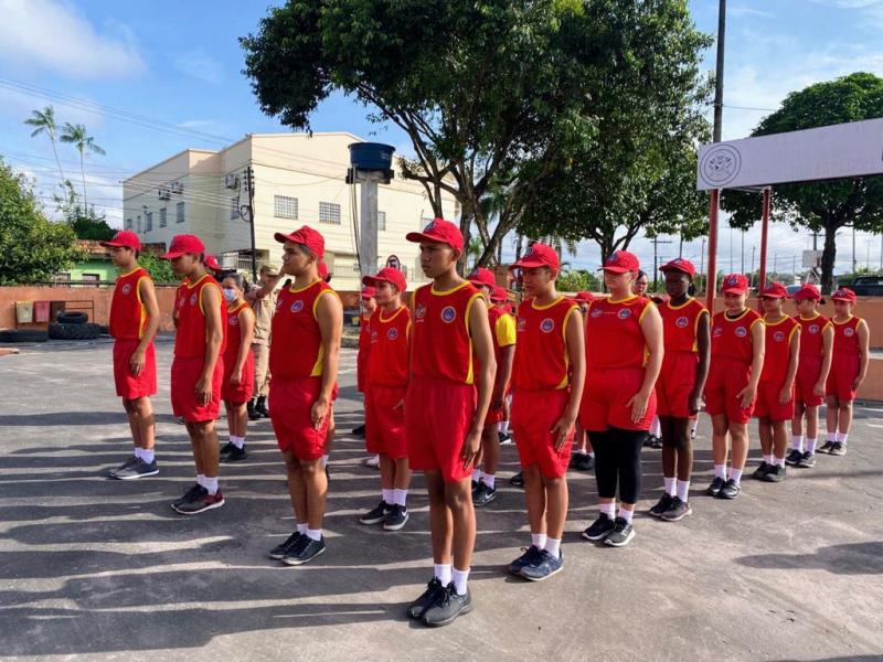 Programa Bombeiro Mirim impulsiona aprendizado de aluno com espectro autista