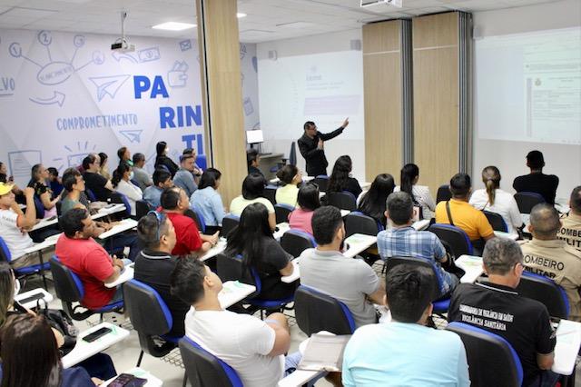 Governo do Estado encerra atividades com palestra, em Parintins