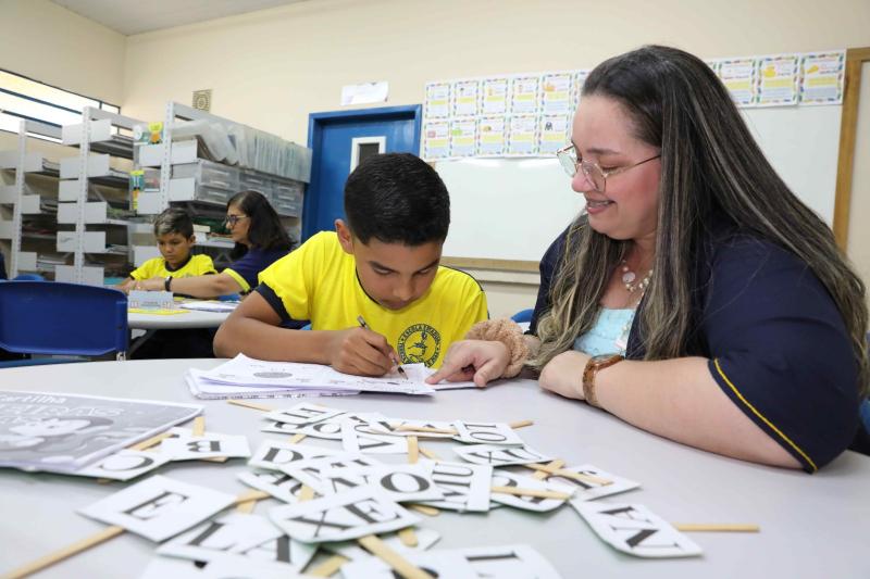 Professoras do Ensino Fundamental utilizam tempo livre para alfabetizar alunos