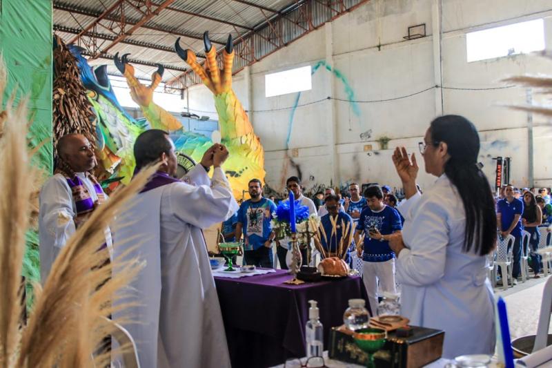 Caprichoso inicia construção do bicampeonato com missa no galpão central