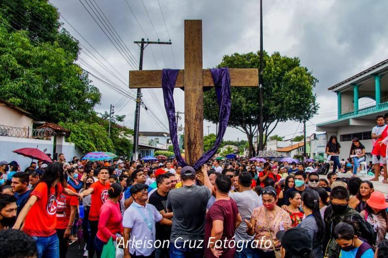 Via Sacra dos Jovens sai da periferia de Parintins e destaca fome e vocações