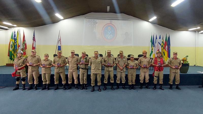 Corpo de Bombeiros condecora militares por 30 e 20 anos de serviço na corporação