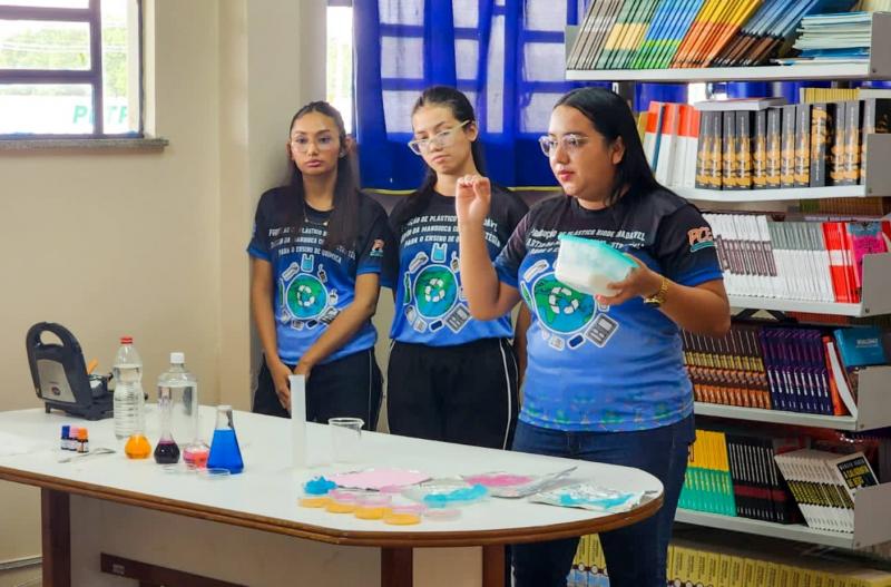Estudantes produzem plástico biodegradável à base de mandioca em projeto apoiado pelo Governo do Amazonas