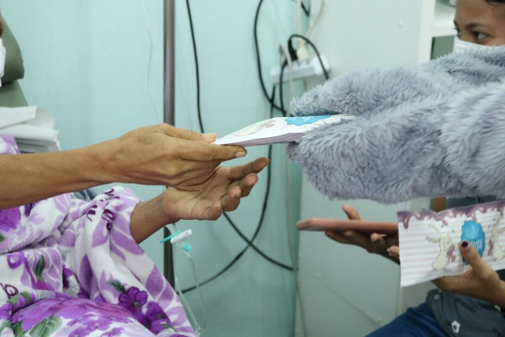 ‘Coelho da Páscoa’ leva alegria aos pacientes da Fundação Cecon