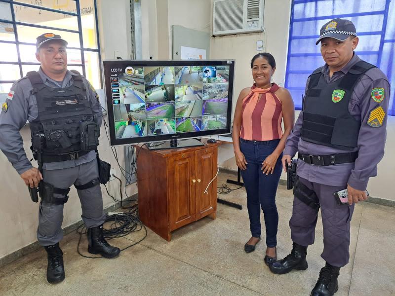 Policiais militares em Boa Vista do Ramos realizam ronda escolar nos educandários