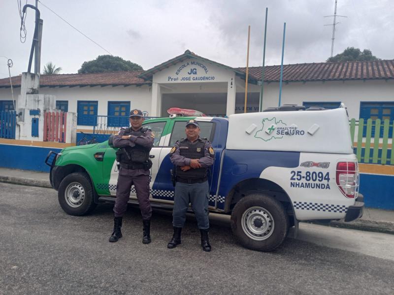 Policiais militares do 3° GPM, em Nhamundá, realizam ronda ostensiva nos educandários