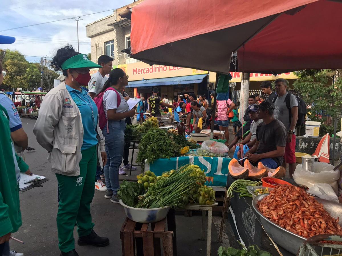 Sedema e Vigilância em Saúde orientam feirantes e comerciantes sobre lixo na orla