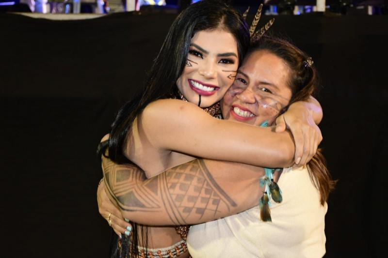 Depois de dez anos, Marciele Albuquerque reencontra prima Cacica que lidera povo Munduruku no Amazonas 