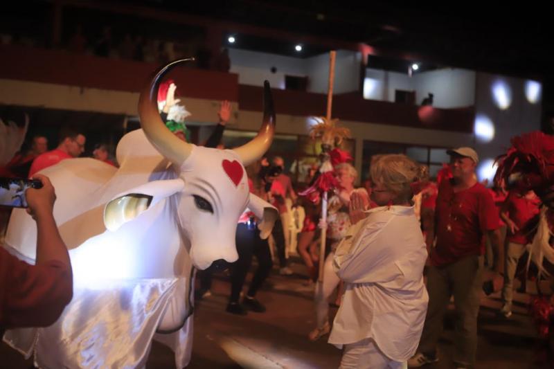 Garantido exalta luta e resistência dos povos indígenas em show para turistas estrangeiros
