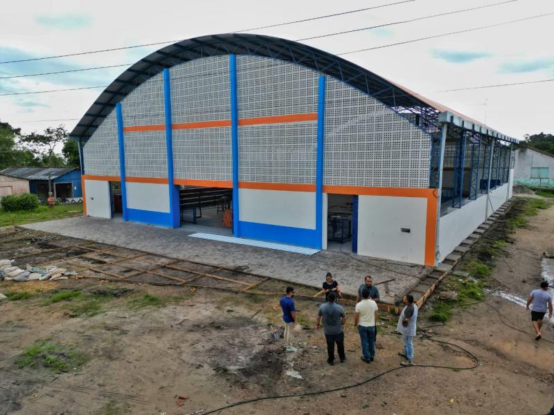 Equipe técnica da Prefeitura de Parintins vistoria obras de ginásio, UBS, escola e castelo de água, na serra da Valéria