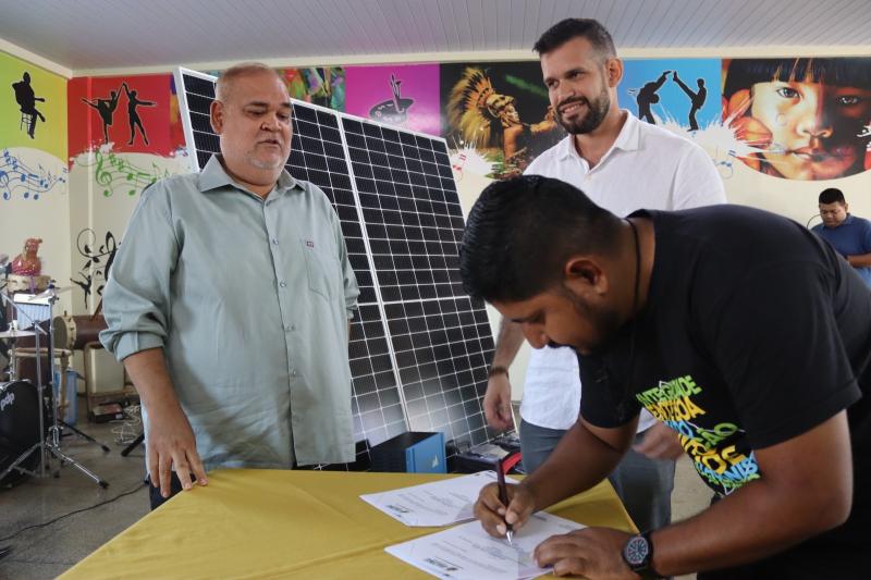Em Maués, Governo do Amazonas realiza capacitação e entrega placas solares do programa Brilha Amazonas