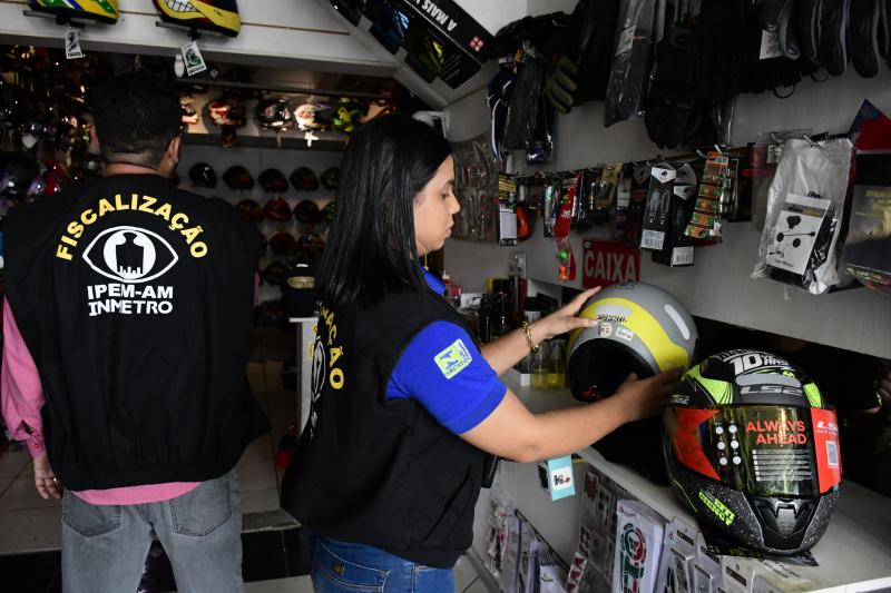 Ipem-AM verifica capacetes utilizados por condutores e passageiros de motocicletas e similares