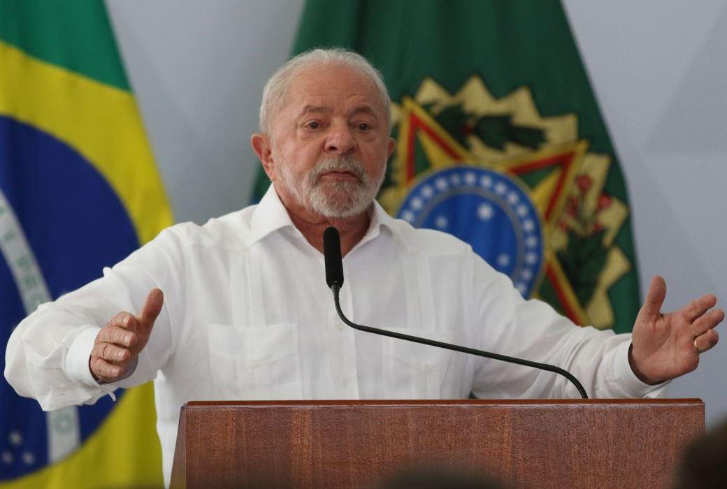 Lula anuncia política de reajuste do salário mínimo e isenção de IR