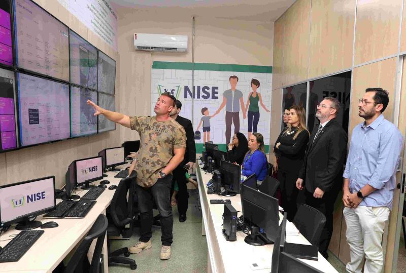 Membros da Abin visitam sala de monitoramento do Núcleo de Inteligência em Segurança Escolar (Nise)