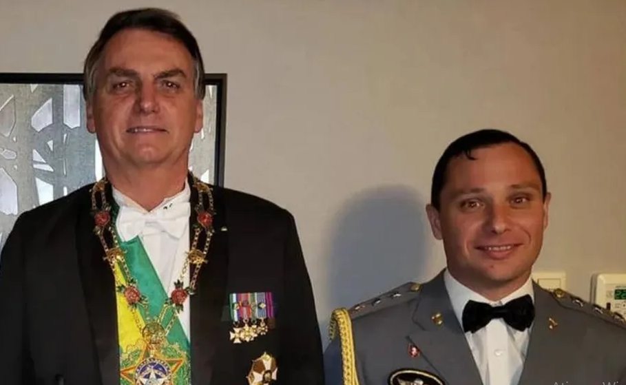 Ex-assessor de Jair Bolsonaro é preso em operação da PF