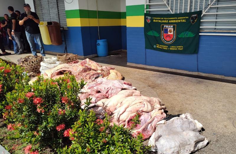 Policiais do Batalhão de Policiamento Ambiental apreendem 781 kg de carne de animais silvestre em feira em Coari