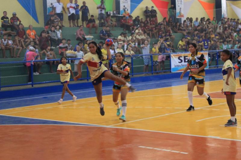 Escola do campo de Parintins vence Maués no handebol feminino e sai aplaudida pelo público