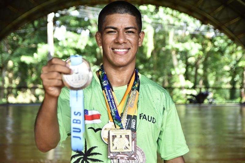 Amazonense destaque no beach wrestling, conquista medalha de bronze em competição nacional