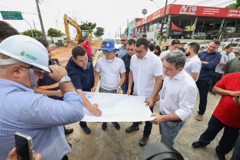 Governador Wilson Lima e prefeito David Almeida vistoriam obras do complexo viário na avenida das Torres