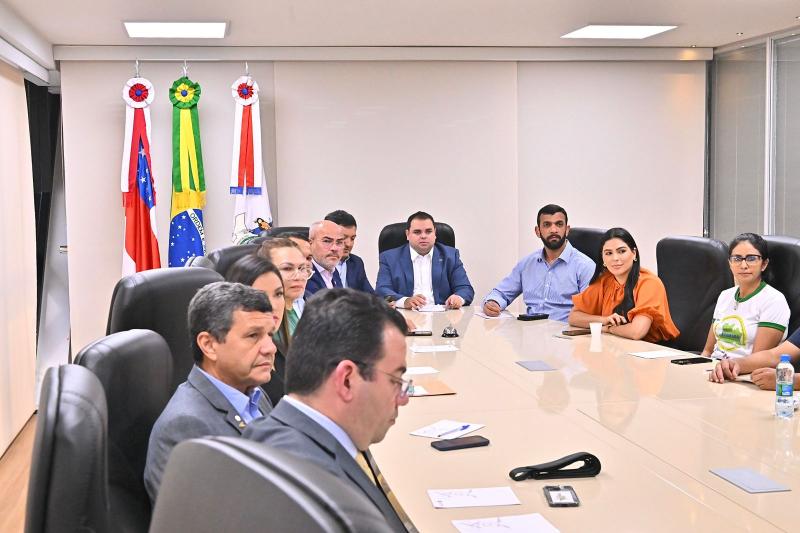 Assembleia Legislativa media reunião entre os professores e Poder Executivo