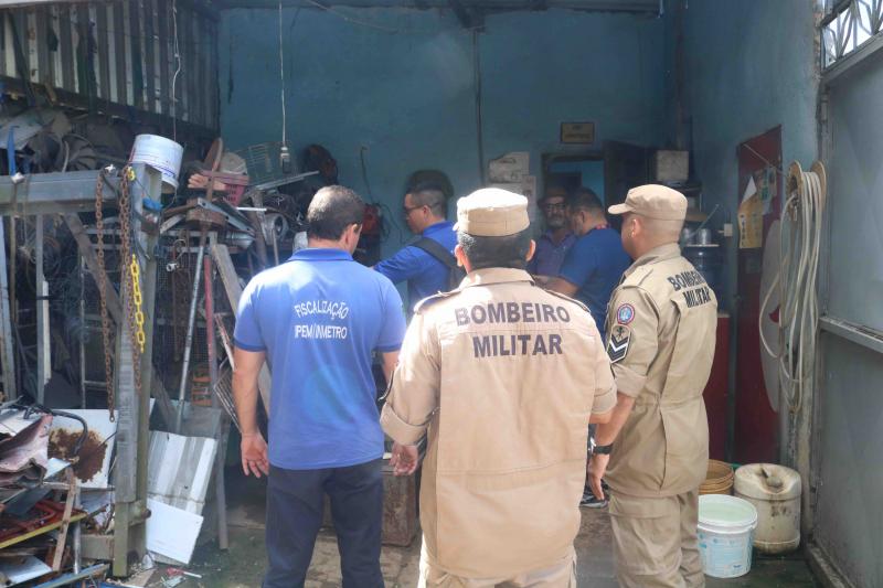 Central Integrada de Fiscalização (CIF) autua dois estabelecimentos em fiscalização de sucatarias na zona norte de Manaus