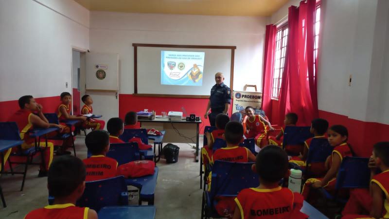 Proerd orienta alunos do Proebom sobre riscos e consequências do uso de substâncias entorpecentes