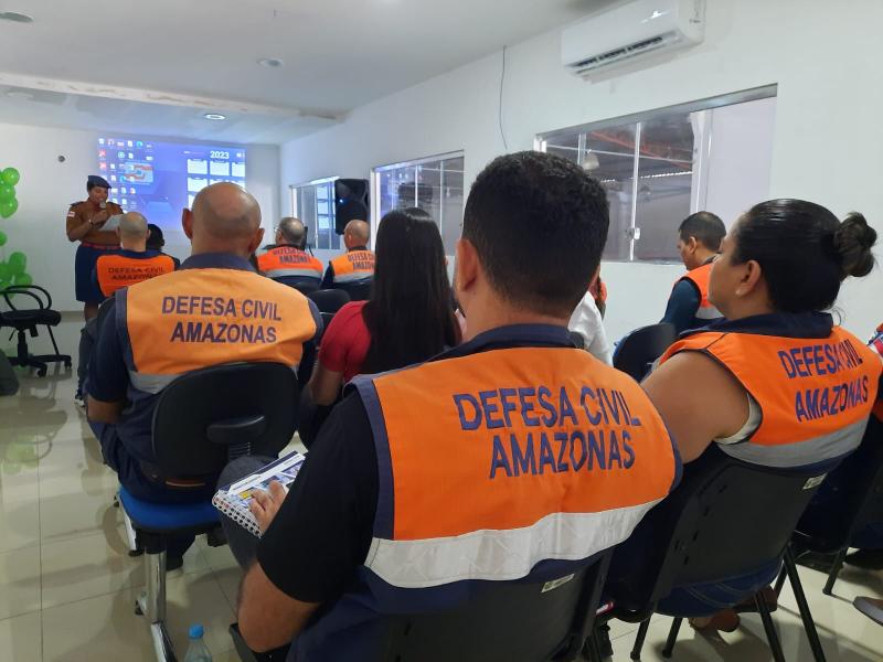 Agentes da Defesa Civil do Amazonas participam de ciclo de palestras em comemoração ao mês da Enfermagem