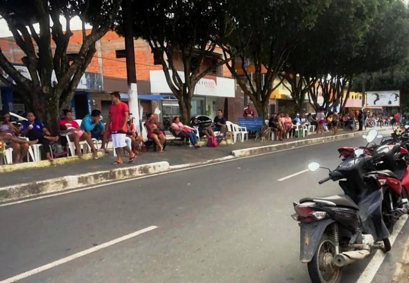 Festival de Parintins: formação de fila busca forçar Setor de Terras a entregar fichas de barracas