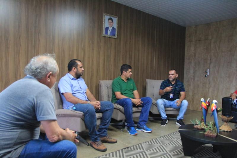 Prefeitura de Parintins faz adequações no aeroporto Júlio Belém